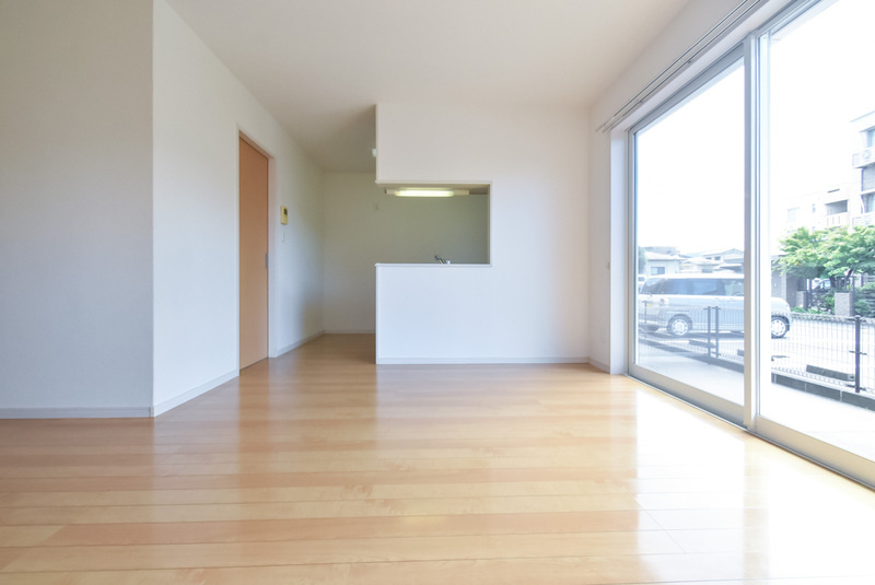 堤貸家（東合川）の居間・リビング|こちらのリビングで趣味の時間をお楽しみください