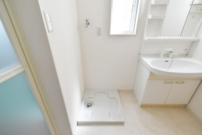 堤貸家（東合川）の洗面所|スペースが確保できる洗面所です