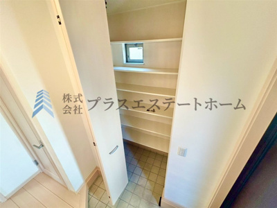 【その他】 | 垂水区星陵台 戸建 | 玄関のシューズインクローゼット♪靴だけではなくベビーカーやゴルフバッグも収納出来ます♪