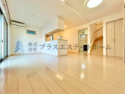 【居間・リビング】 | 垂水区星陵台 戸建 | 約15帖のリビング♪吹抜けで明るく開放感のあります♪