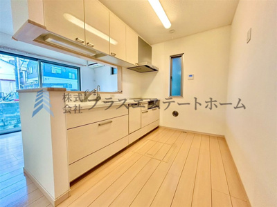 【キッチン】 | 垂水区星陵台 戸建 | ピアノ塗装で綺麗なキッチン♪レール引出で出し入れも楽々です♪