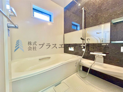 【浴室】 | 垂水区星陵台 戸建 | 浴室乾燥機付きユニットバスで雨の日のお洗濯にも大活躍♪横長鏡で浴室が広く見せます♪