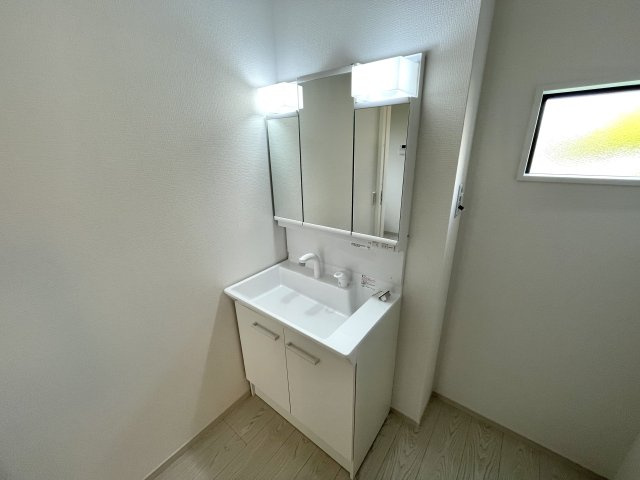 【独立洗面台】 | 【新築分譲住宅　～ LIGARE　リガーレ～　】　山形市江南三丁目1期　全2棟 | ミラーを手前に引けば、楽な姿勢で髭剃りやメイクができます。合わせ鏡にすればヘアスタイルのチェックもラクラク。洗面化粧台のミラー裏にはたっぷり入る収納スペースを設けています(*´▽｀*)