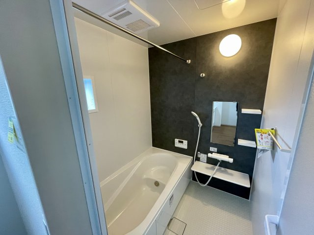 【浴室】 | 【新築分譲住宅　～ LIGARE　リガーレ～　】　山形市江南三丁目1期　全2棟 | 一日の疲れを癒してくれるお風呂空間。使いやすさと上質な質感を両立して、単なる習慣から特別な時間に変わるはず。