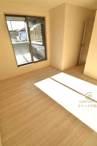 リーブルガーデン  ひたちなか堀口　第4　1の洋室|フローリングなので重い家具も置けます。カーテンと家具を揃えるなどして、お好みのインテリアを楽しむことができます。収納スペースは全室に配備しております。