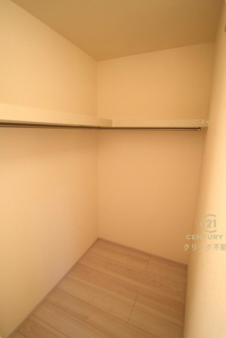 リーブルガーデン  ひたちなか堀口　第4　1の収納|ウォークインクローゼットは自由度の高い収納スペース。服だけでなく、帽子やバッグなどもまとめて管理することができます。おしゃれが楽しくなりますね♪