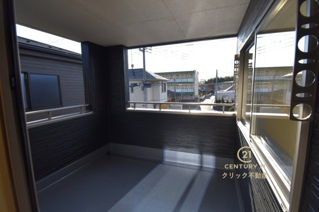 リーブルガーデン  ひたちなか堀口　第4　1のバルコニー|インナーバルコニーは洗濯物外干し派の強い味方！天気が変わりやすい季節の外出も安心です。外出が難しい日に出るだけでも気分転換になる、嬉しいスペースです。