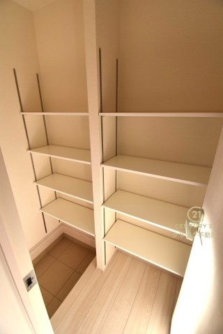 リーブルガーデン  ひたちなか堀口　第4　1の玄関|自由な使い方ができるSICには可動棚を設置しました。靴の他、雨具なども置いておけます。エコバッグや帽子なども置いておけば、お出かけのフットワークも軽くなりそう！