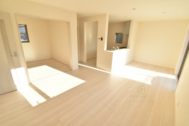 リーブルガーデン  ひたちなか堀口　第4　1の居間・リビング|洗練された明るいLDK。カーテンやラグの色、質感、選ぶ家具などで雰囲気が変わりますので、お好みのインテリアを楽しみましょう♪