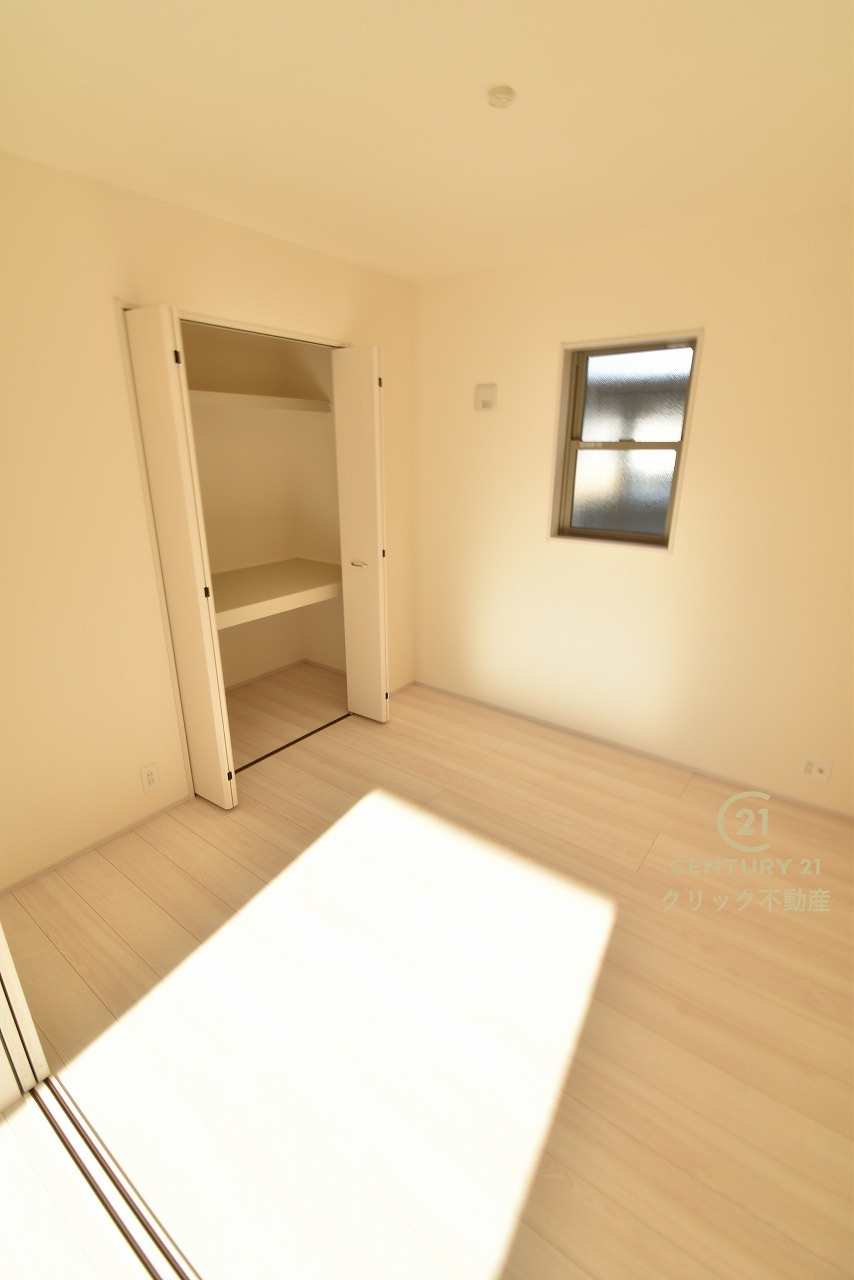 リーブルガーデン  ひたちなか堀口　第4　1の洋室|1階洋室です。リビングとの間の引き戸を閉めて在宅ワークに、開放してキッズスペースに、など自由に空間を分けて使えます。収納も配備されております。