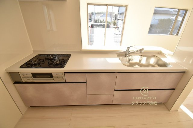 リーブルガーデン  ひたちなか堀口　第4　1のキッチン|美しいシステムキッチンです。ワイドなカウンターと高い収納力で、家族で一緒に料理をするにも十分な広さ。お手入れしやすいので清潔を保つことができます。