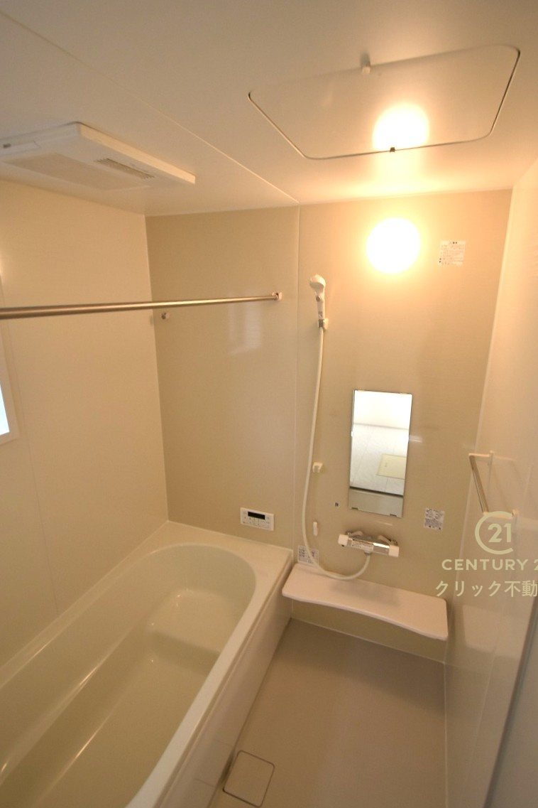 リーブルガーデン  ひたちなか堀口　第4　1の浴室|浴槽への出入りが安全な低床タイプのユニットバスです。洗い場は滑りにくい速乾床ですので、お子様やご高齢の方にも安心です。自動お湯張りに追焚機能付きのオートバスです。