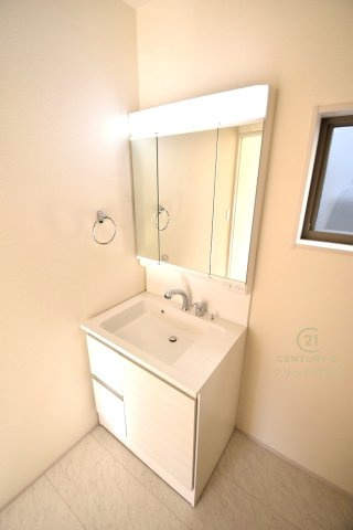 リーブルガーデン  ひたちなか堀口　第4　1の独立洗面台|シャンプードレッサー付き洗面台は、広めで使いやすい、お手入れが楽なデザイン。窓があるので採光、通風良好です！