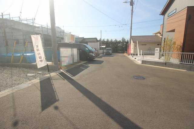 《分譲地》小山市城北6丁目　全9区画の前面道路含む現地写真|西側道路（2025年11月撮影）