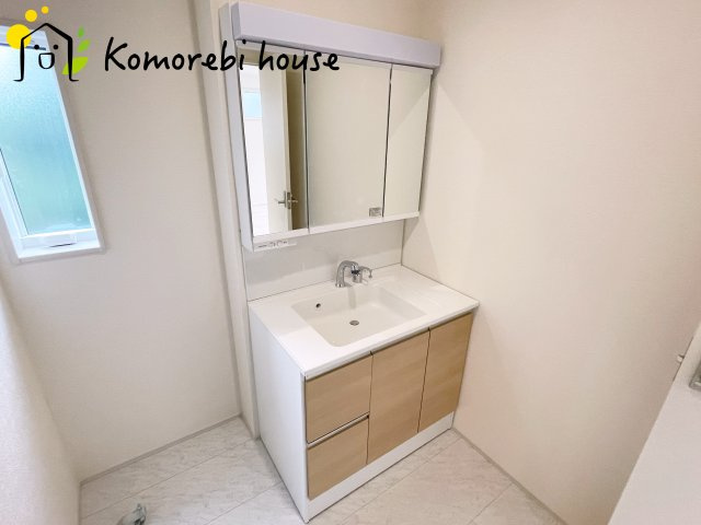 上尾市浅間台3丁目　3期　新築一戸建て　グランドールの丘　05の独立洗面台|独立洗面台、小物を置くことができて便利です