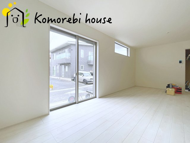 さいたま市見沼区堀崎町　新築一戸建て　リーブルガーデン　02の居間・リビング|ゆったり過ごせるリビングです