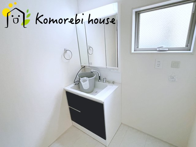 さいたま市見沼区堀崎町　新築一戸建て　リーブルガーデン　02の独立洗面台|独立洗面化粧台が付いています