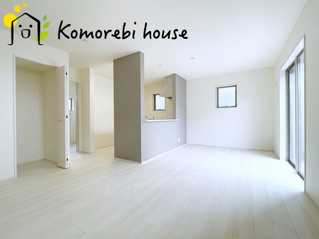さいたま市見沼区堀崎町　新築一戸建て　リーブルガーデン　02の居間・リビング|リビングです