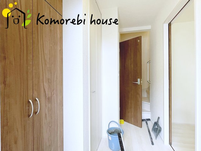 さいたま市見沼区堀崎町　新築一戸建て　リーブルガーデン　02の玄関|収納もある玄関です