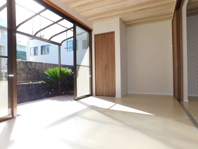 名古屋市中村区沖田町の中古一戸建の洋室|◇洋室◇　　南面で明るい洋室約７．６帖　収納２ヶ所完備！　ウッドデッキ付きの庭付き♪