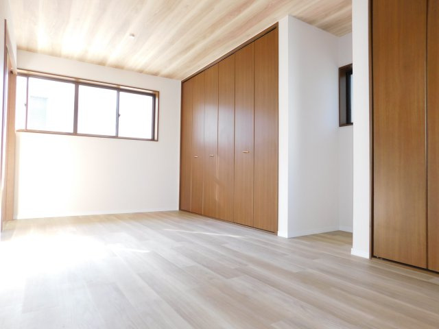 名古屋市中村区沖田町の中古一戸建の洋室|◇洋室◇　　南面で明るい洋室約９．７帖　収納２ヶ所完備！　小屋裏収納付き