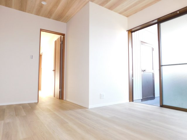 名古屋市中村区沖田町の中古一戸建の洋室|◇洋室◇　　明るい洋室約６．７帖　全居室収納完備！　バルコニー利用可♪