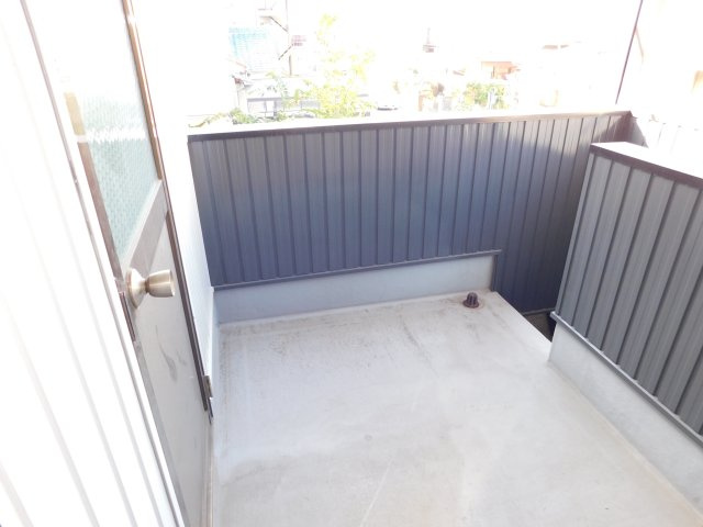 名古屋市中村区沖田町の中古一戸建のバルコニー|◇バルコニー◇　　階段を使って1 階からも出入りできます！