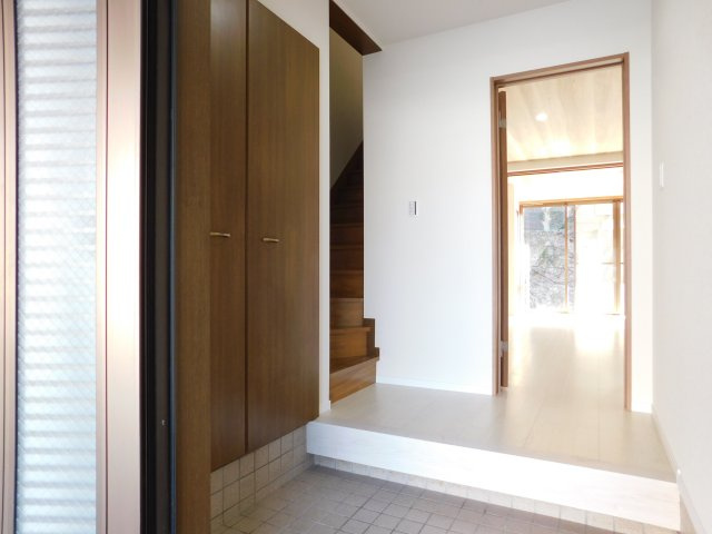 名古屋市中村区沖田町の中古一戸建の玄関|◇玄関収納◇　　玄関がスッキリと片付く大容量の収納完備です！