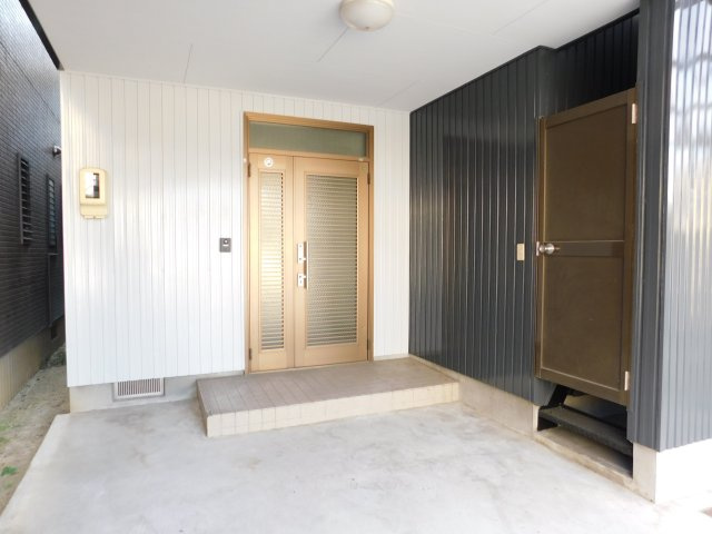 名古屋市中村区沖田町の中古一戸建の玄関|☆新規フルリフォーム済☆　　新価格！！いつでもご案内出来ます♪（お問合せ当日・平日・水曜・夜間でもＯＫ）　地下鉄東山線「岩塚」駅徒歩２分！　カーポート付き・駐車２台ＯＫ！　続き間ＬＤＫ１９．１帖♪　