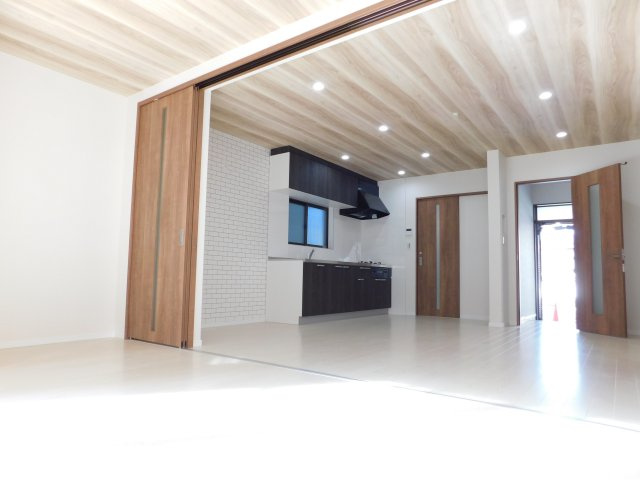 名古屋市中村区沖田町の中古一戸建の居間・リビング|◇リビング◇　　明るいビング約１１．５帖　上質な雰囲気になる木目天井のリビング♪