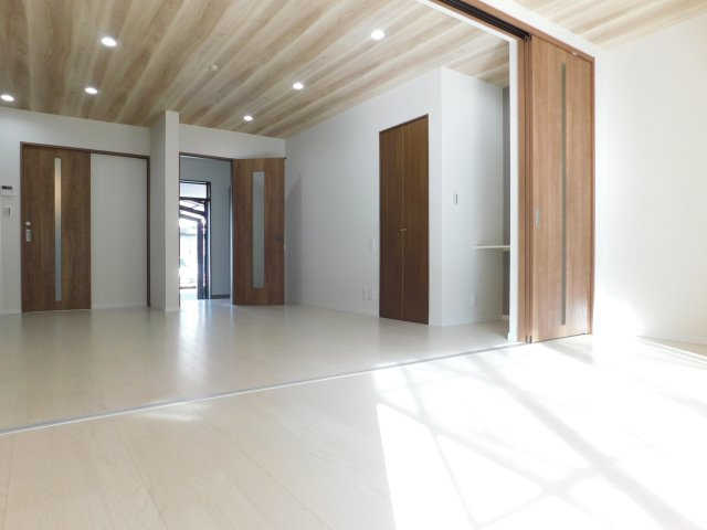 名古屋市中村区沖田町の中古一戸建の居間・リビング|◇リビング◇　　明るいビング約１１．５帖　カウンター＆収納完備！