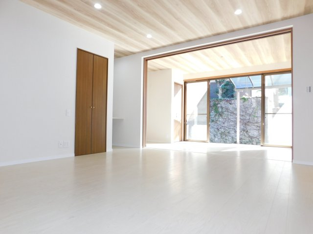 名古屋市中村区沖田町の中古一戸建の居間・リビング|◇リビング◇　　明るいビング約１１．５帖　隣の洋室と続き間で１９．１帖の広々空間になります♪