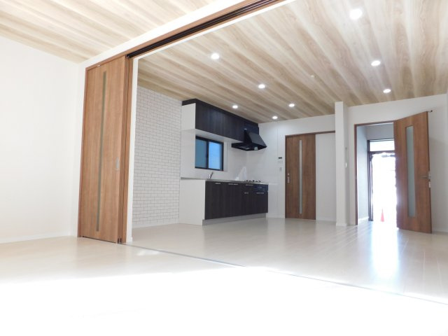 名古屋市中村区沖田町の中古一戸建の居間・リビング|◇リビング◇　　明るいビング約１１．５帖　インテリアが映える広々リビング♪