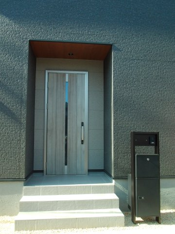 川越市大仙波　4LDK+カースペース2台付き　新築戸建ての玄関|宅配ボックス