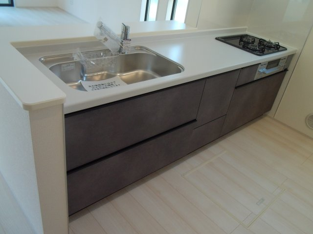 川越市大仙波　4LDK+カースペース2台付き　新築戸建てのキッチン|床下収納