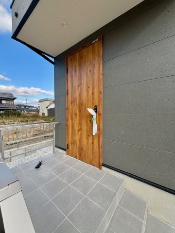 久留米市善導寺町飯田　9号地の玄関|木目調のドアは人気です♪