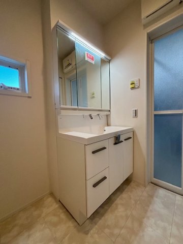 久留米市善導寺町飯田　9号地の独立洗面台|明るい洗面台は毎朝の歯磨きも快適にできますね♪