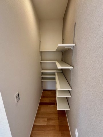 久留米市善導寺町飯田　9号地の収納|キッチン横の収納はなにかと便利ですね♪