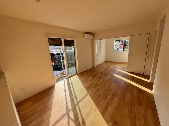 久留米市善導寺町飯田　9号地の居間・リビング|開放感あふれるLDKは家族が自然と集まる心地よい空間です。シンプルな内装で家具の配置も自由自在、暮らしに合わせてアレンジ可能です