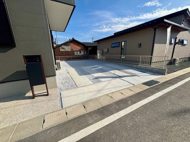 久留米市善導寺町飯田　9号地の駐車場|駐車場も並列でお車の出し入れ楽々ですね♪