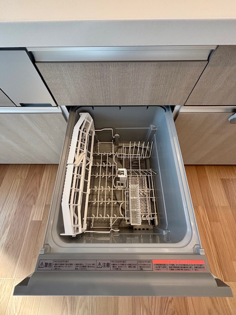 久留米市善導寺町飯田　9号地のキッチン|システムキッチンにビルトインされた食洗機。家事を強力にサポートするだけでなく、節水にも貢献します
