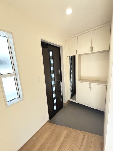 【玄関】 | 福岡市東区高美台1丁目第1　1号棟（全2棟）【仲介手数料無料・0円】 | 施工例。施工例は完成時と異なる場合があります。