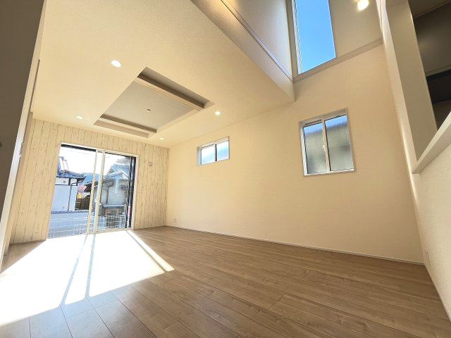 【内装】 | 福岡市東区高美台1丁目第1　1号棟（全2棟）【仲介手数料無料・0円】 | 施工例。リビングです。施工例は完成時と異なる場合があります。