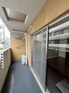 セレニテ江坂四番館のバルコニー|外からの目が気にならないバルコニーで洗濯物が干せます