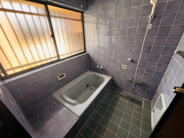 荒木町白口貸家の浴室|ゆったり過ごせるお風呂です