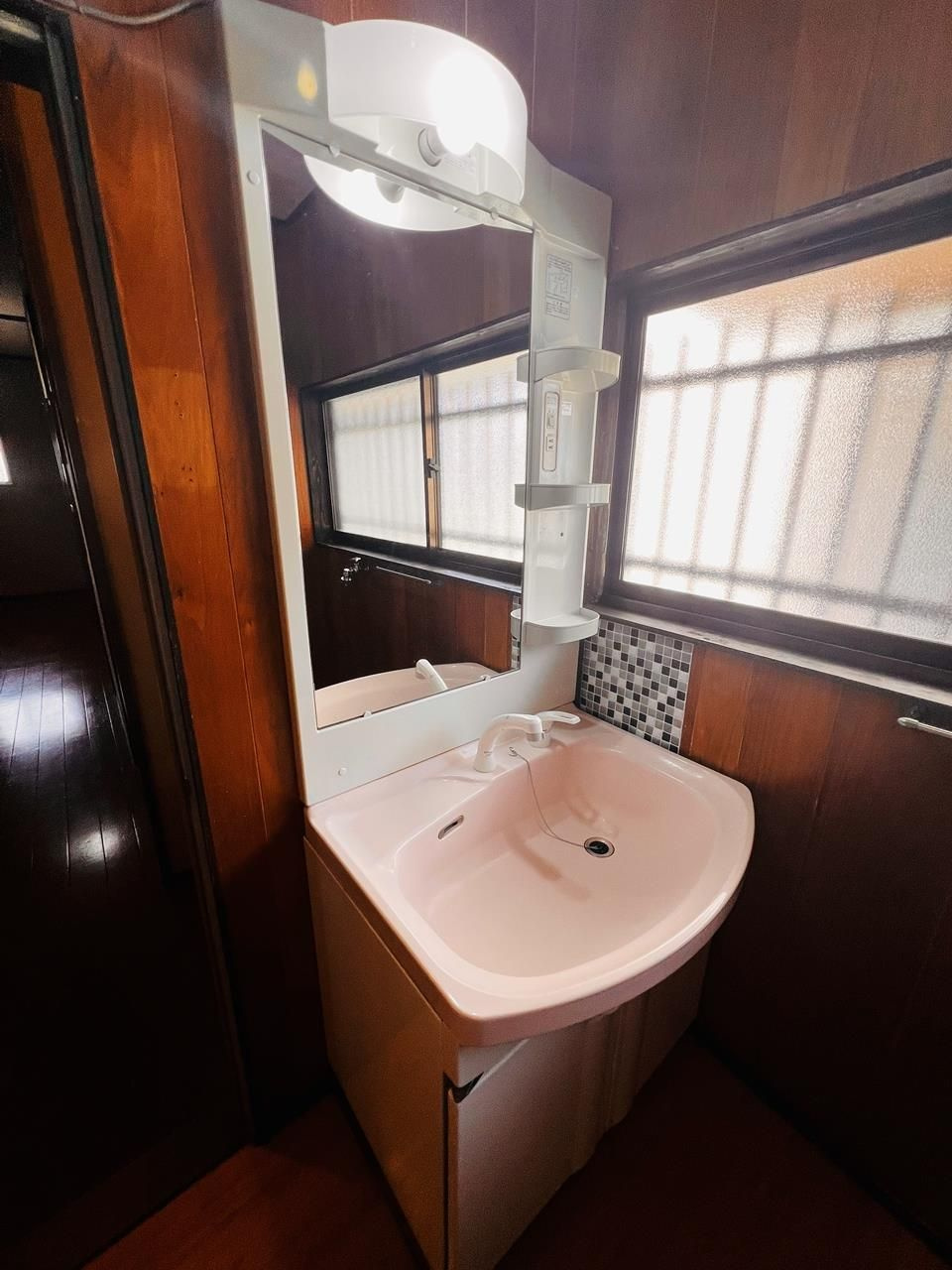 荒木町白口貸家の洗面所|明るい洗面所です