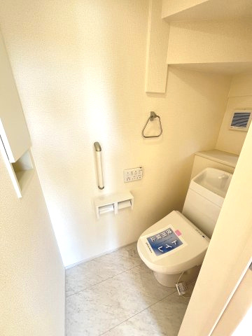 【内装】 | 福岡市東区高美台1丁目第1　2号棟（全2棟）【仲介手数料無料・0円】 | 施工例。1階のトイレです。施工例は完成時と異なる場合があります。