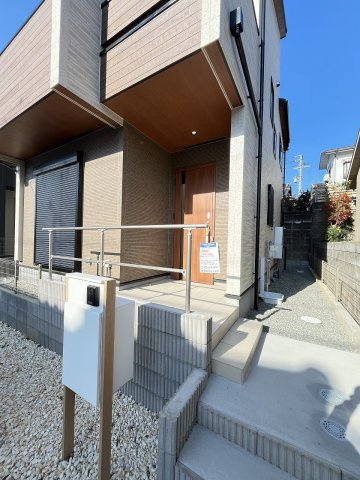 【玄関】 | 福岡市東区高美台1丁目第1　2号棟（全2棟）【仲介手数料無料・0円】 | 施工例。施工例は完成時と異なる場合があります。