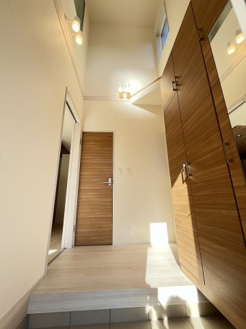 【玄関】 | 福岡市東区高美台1丁目第1　2号棟（全2棟）【仲介手数料無料・0円】 | 施工例。施工例は完成時と異なる場合があります。