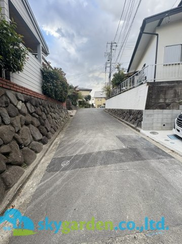 鎌倉市台4丁目　新築戸建　全1棟1号棟の前面道路含む現地写真